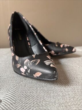 Women's Black Floral Pointed-Toe Pumps - Elegant Pink Accent